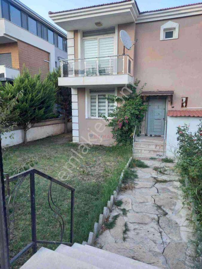 Foça Cumhuriyet Kiralık Yazlık Yenifoça'da Eşyalı Denize Yürüme Mesafesinde 3+1 Satilik Yazlik