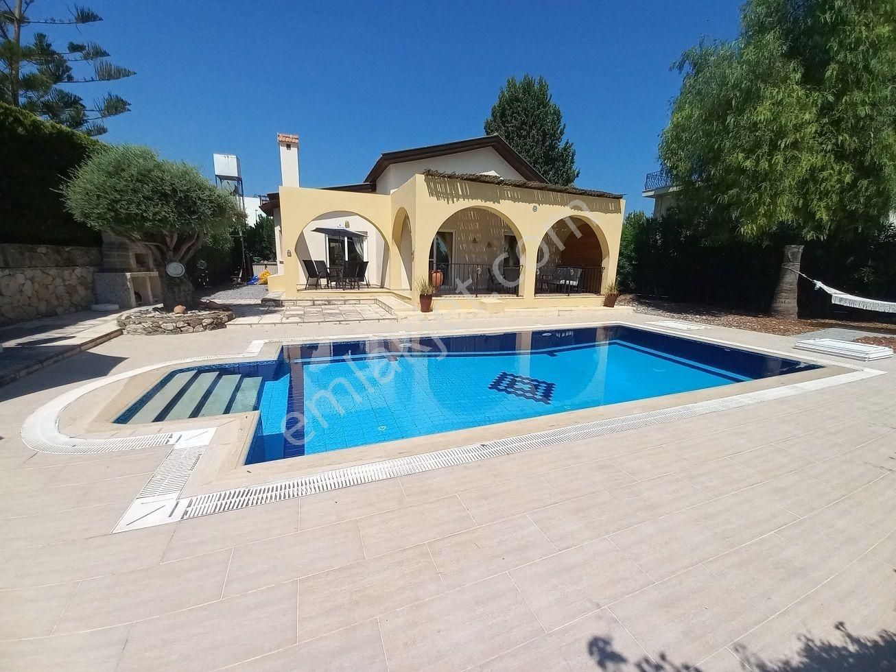 Girne Ozanköy Köyü Satılık Villa Ozanköy'de 2+1 Havuzlu Bungalow!