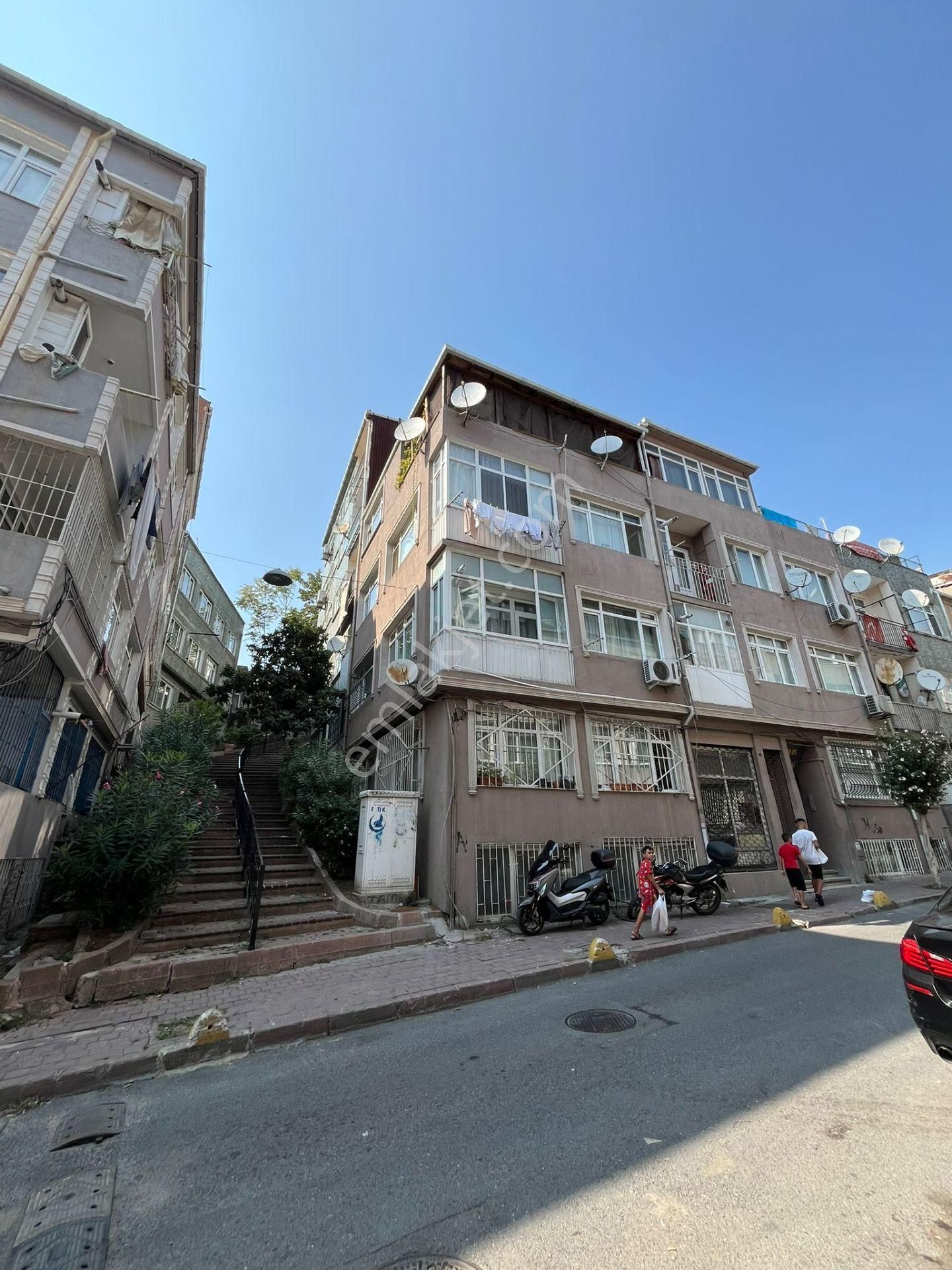 Fatih Ayvansaray Satılık Daire  Cadde Üzeri 3+1 210 M2 Satılık Fırsat Daire