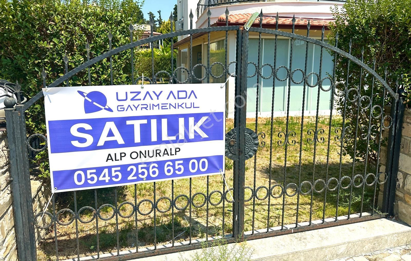 Kuşadası Karaova Satılık Daire AVM karsısı butik sitede bahçe kullanımı olan 2+1 Daire SATILIK