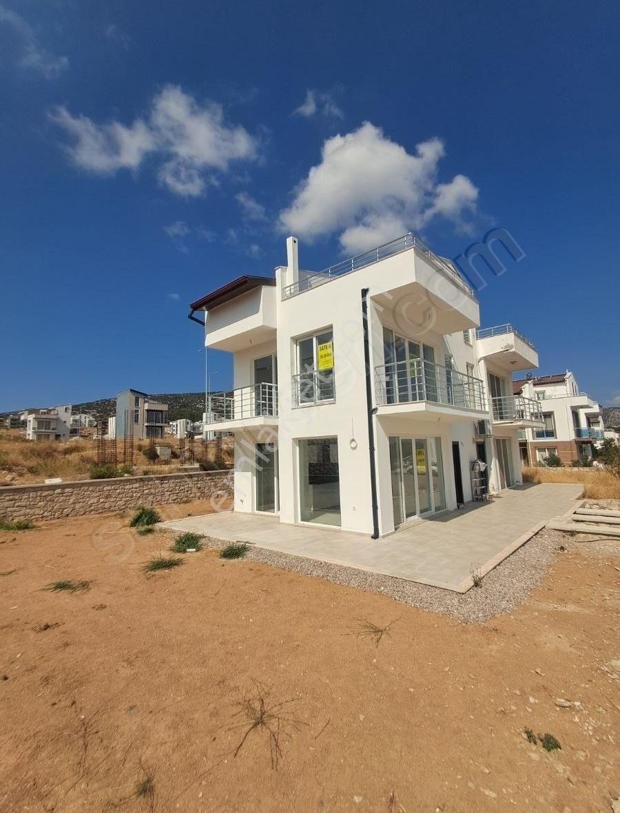 Karaburun Mordoğan Satılık Villa MORDOGAN KAMUKENTTE 2.5 KAT SATILIK VİLLA