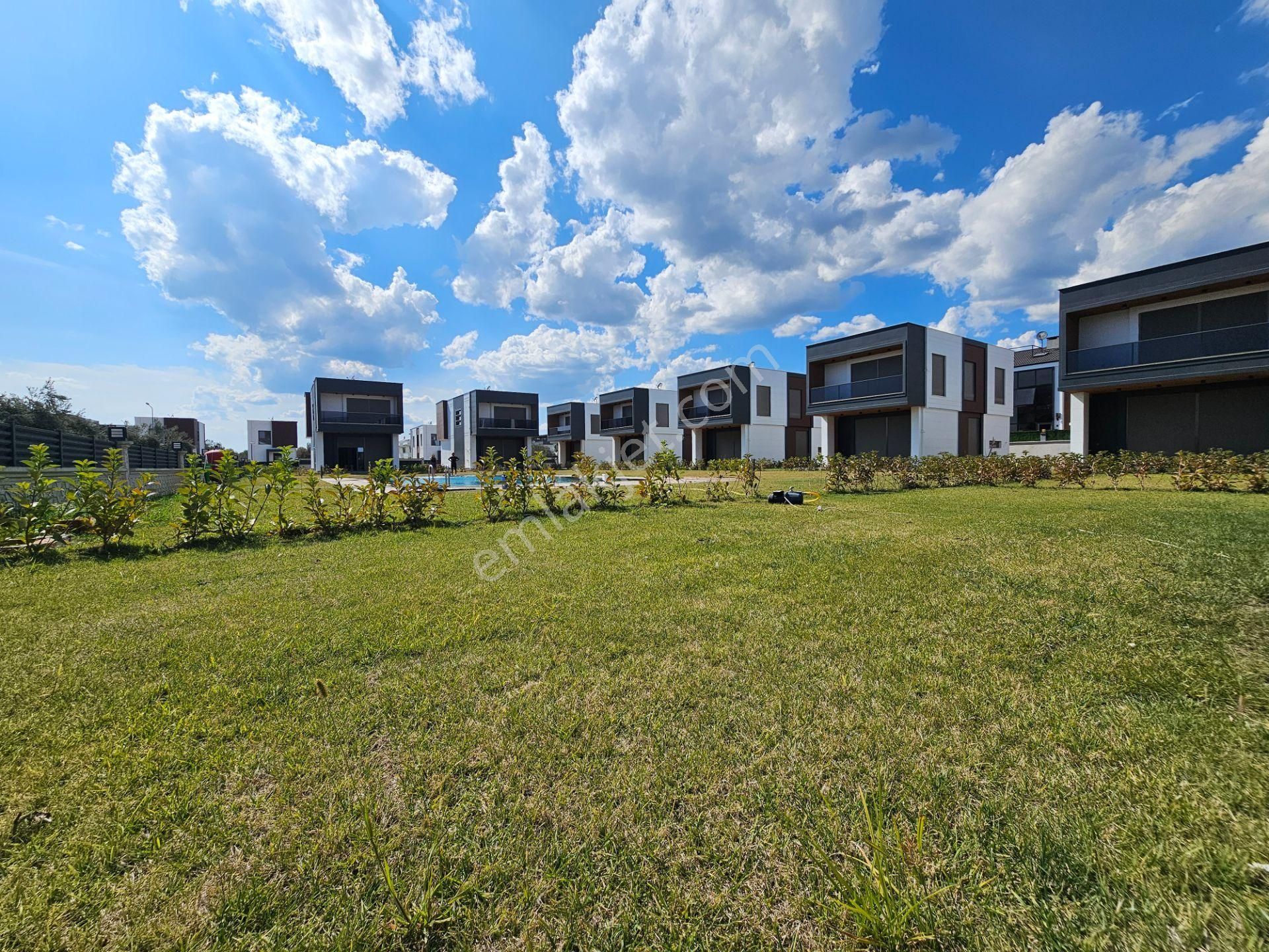 Eu Gayrimenkulden Balıkesir Edremit Güre'de Site İçinde Havuzlu Lüx 3+1 Villa - Görsel 12