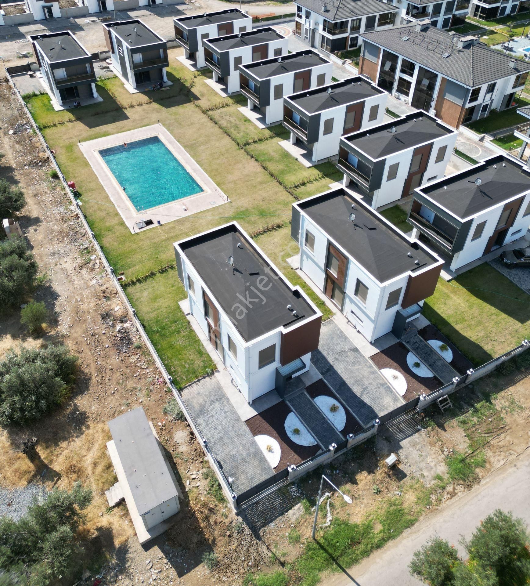 Eu Gayrimenkulden Balıkesir Edremit Güre'de Site İçinde Havuzlu Lüx 3+1 Villa - Görsel 4