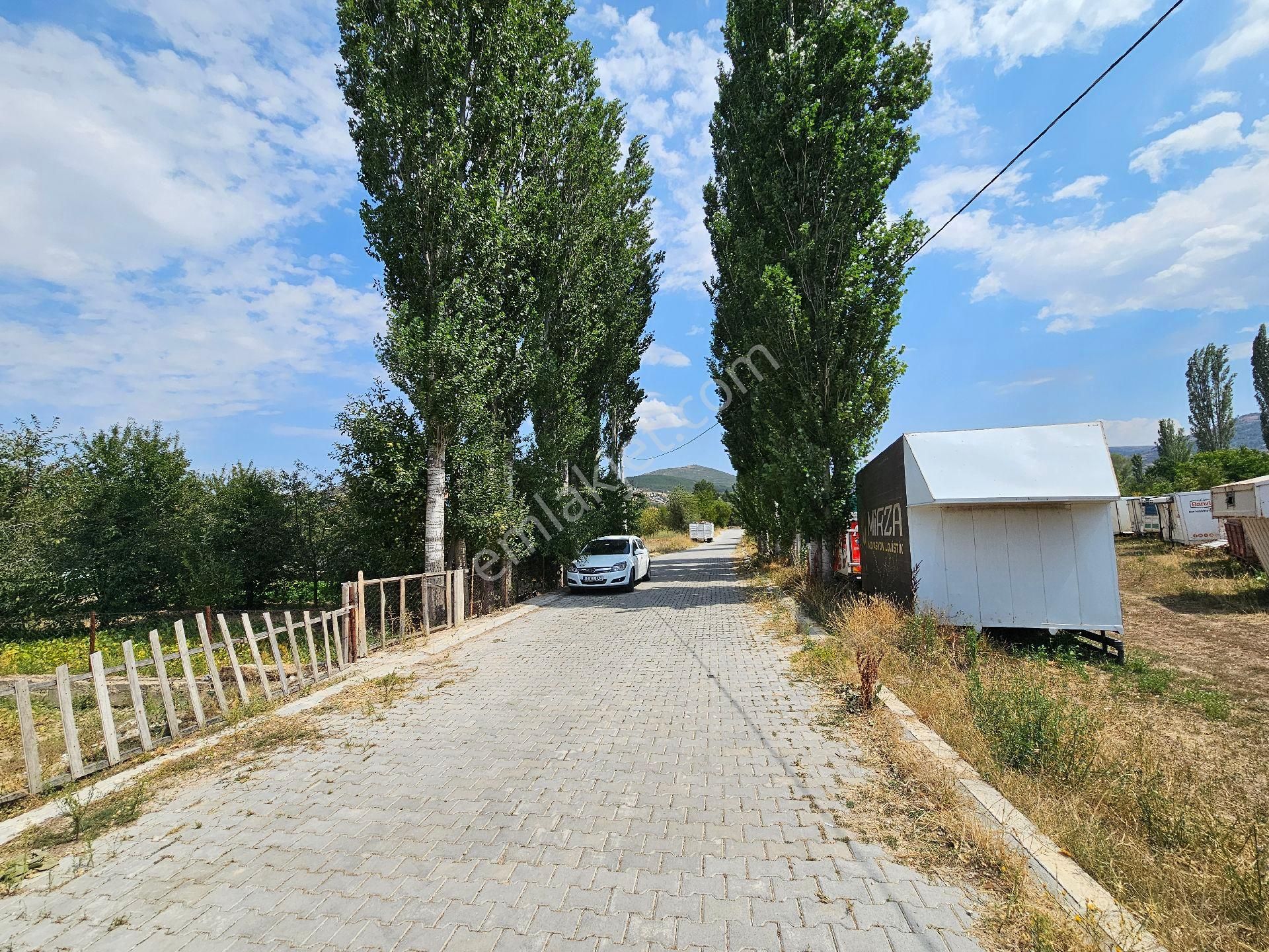 Sinanpaşa Taşoluk Bld. (Bahçelievler) Satılık Konut İmarlı Afyonkarahisar Sinanpaşa Taşoluk'da satılık arsa