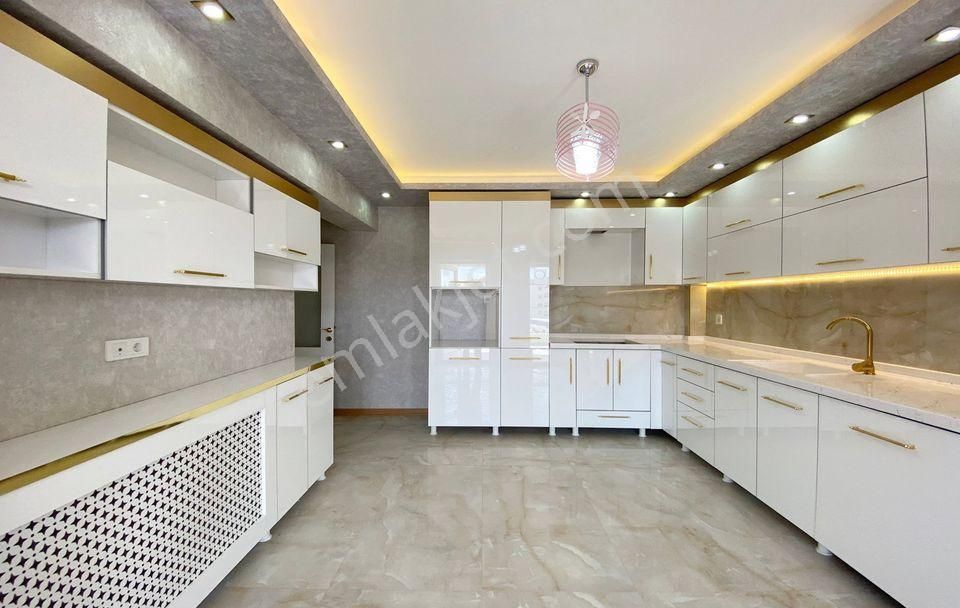 Beylikdüzü Gürpınar Satılık Daire  BEYLİKDÜZÜ GÜRPINAR'DA SAHİLE YAKIN 3+1 LÜX ACİL SATILIK DAİRE 