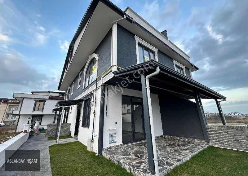 Kocaali Yayla Satılık Villa PLAJ MERKEZDE DENİZE YAKIN SIFIR KELEPİR VİLLA