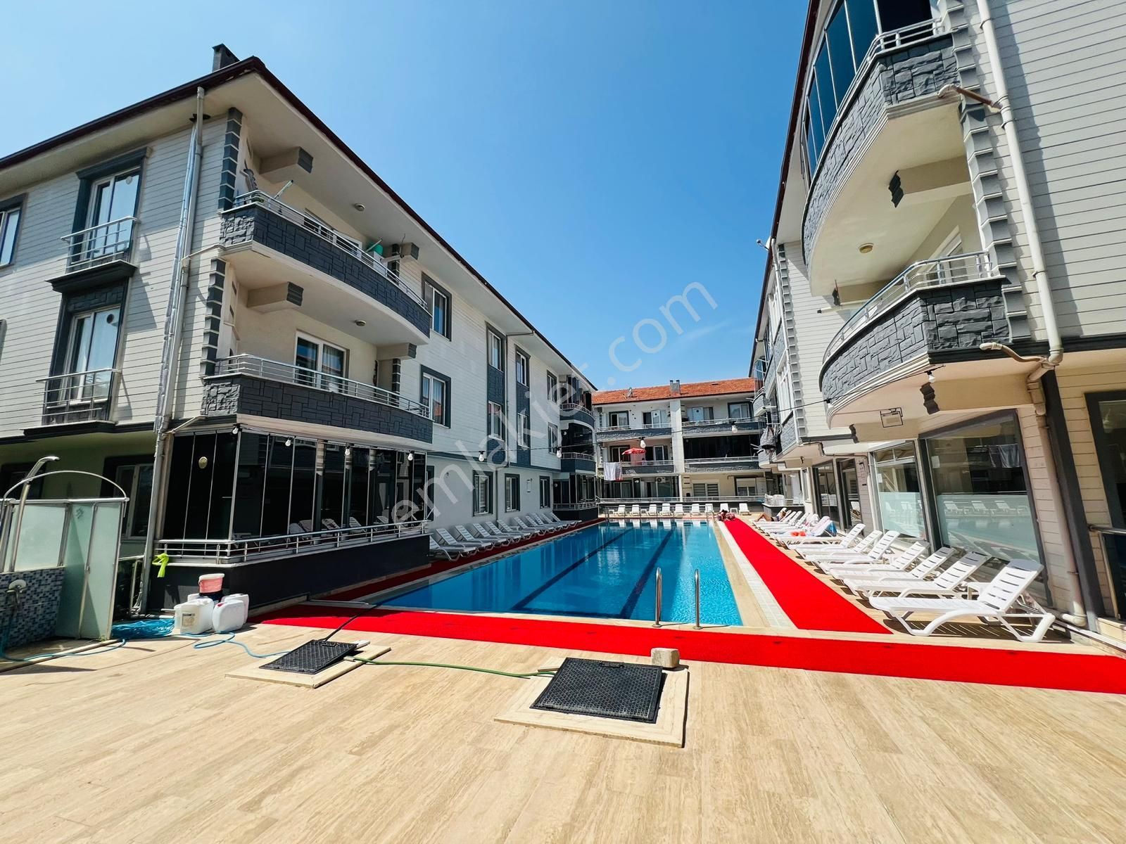 Karasu Yalı Satılık Daire  KARASU yalı da HAVUZLU sitede ARA kat 2+1 YOLA cephe KOMBİLİ