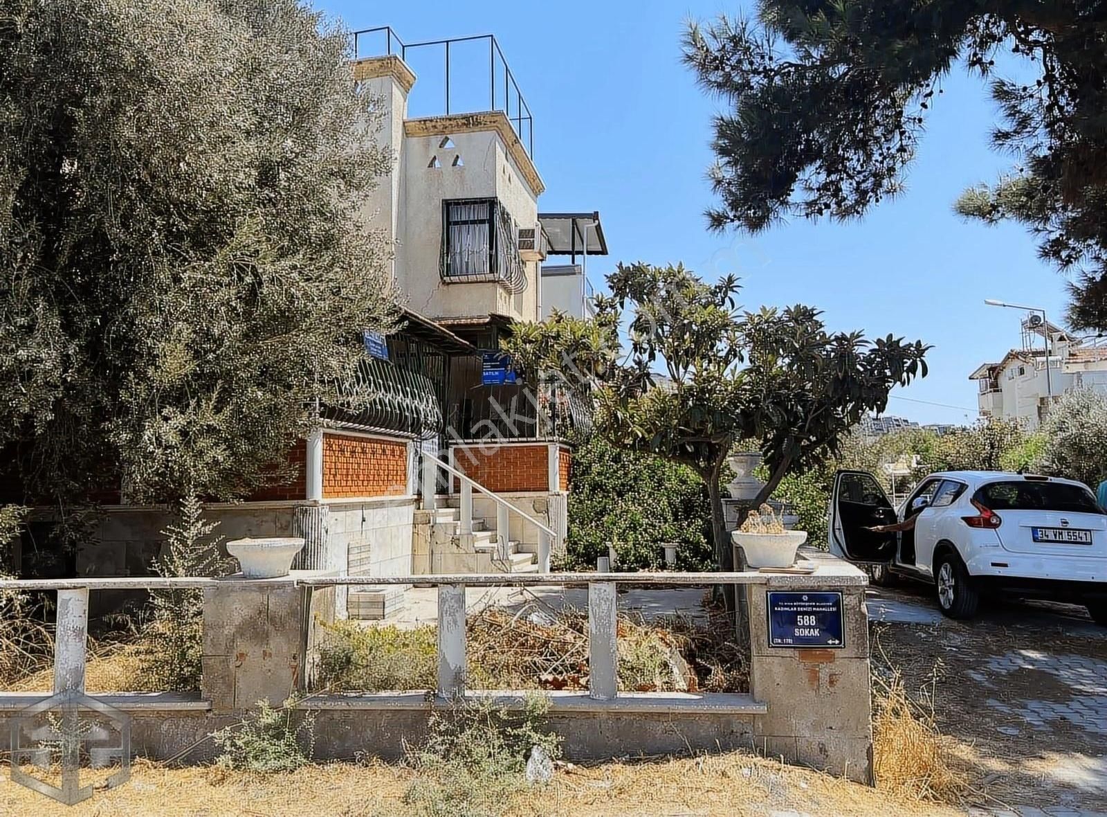 Kuşadası Kadınlar Denizinde Plaj Tur Sitesi 4 + 1 Satılık Villa - Görsel 14