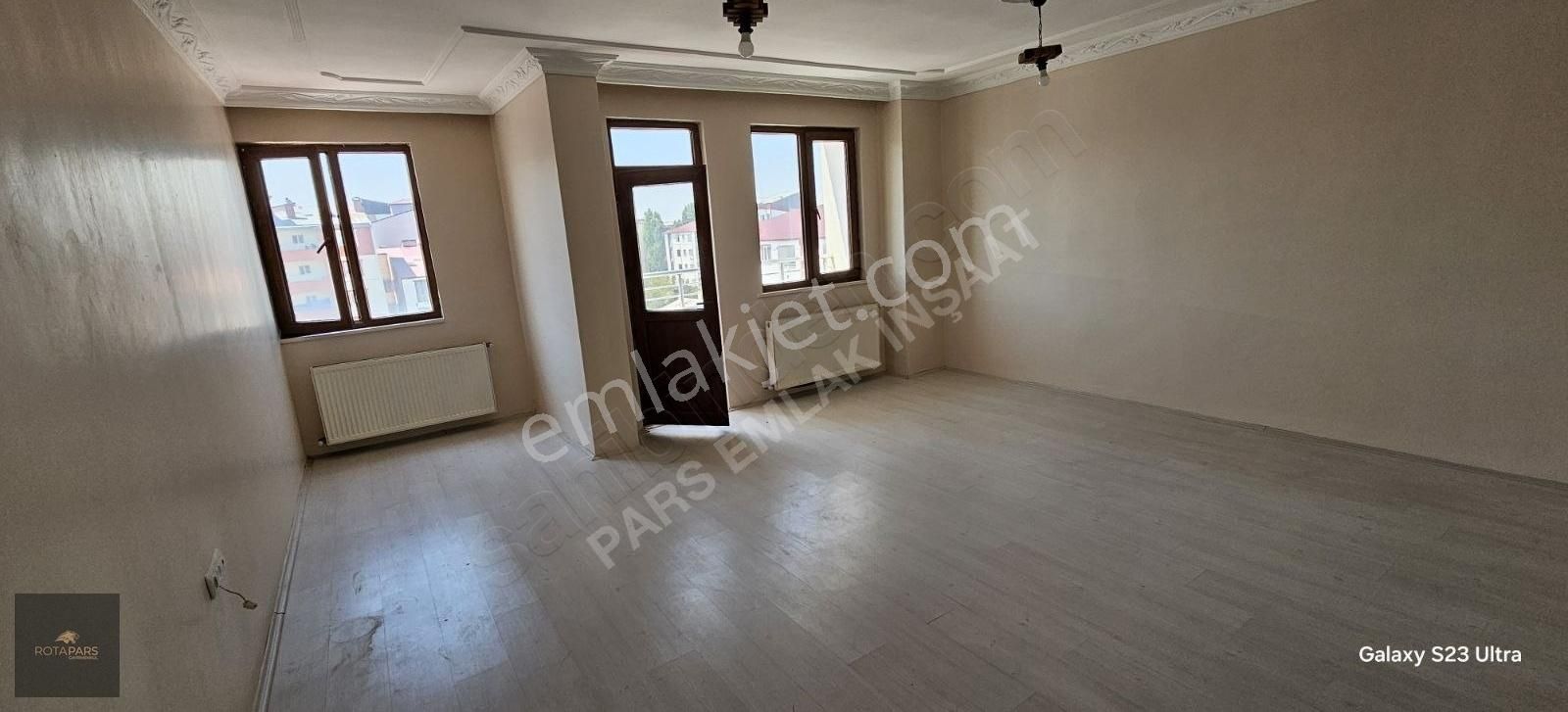 Kars Merkez Şehitler Kiralık Daire İNÖNÜ CADDESİ ÜZERİNDE ARA KAT GÜNEYBATI CEPHE KİRALIK 3+1