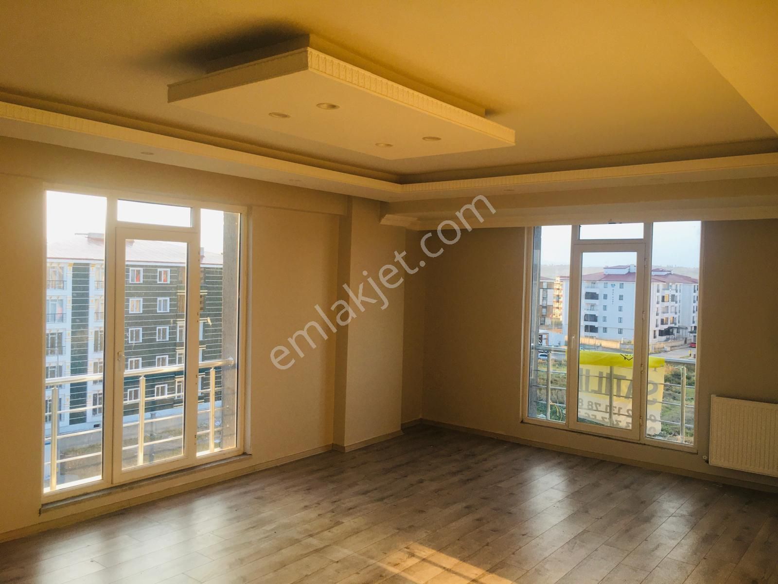 Kars Merkez Yenişehir Satılık Daire  YENİŞEHİR mahallesinde lüx 3+1 eksiksiz geniş kullanışlı ferah daire satılıktır