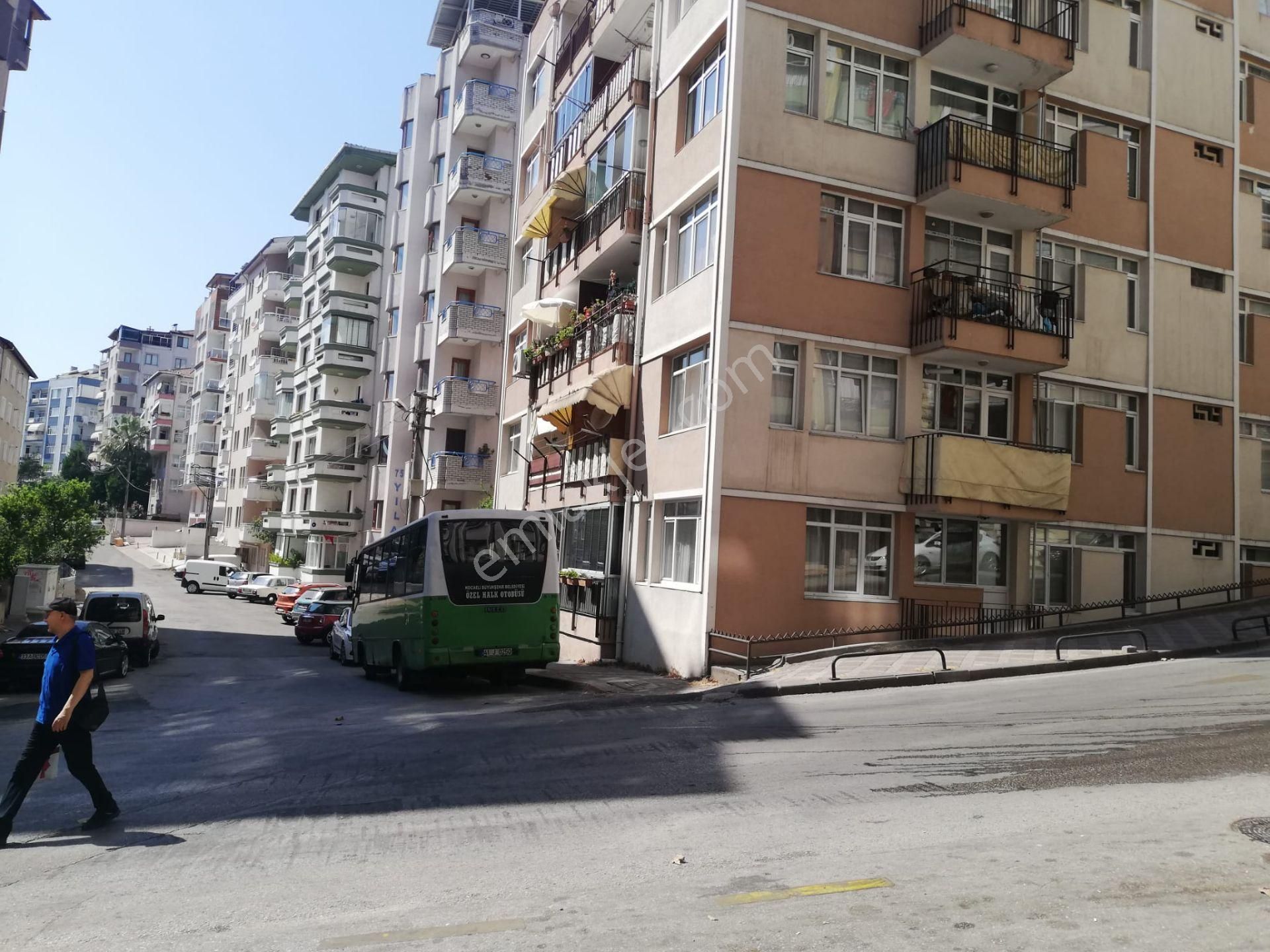 İzmit Kozluk Satılık Daire  İZMİT MERKEZ CADDE ÜZERİNDE SATILIK 3+1 ARAKAT DAİRE