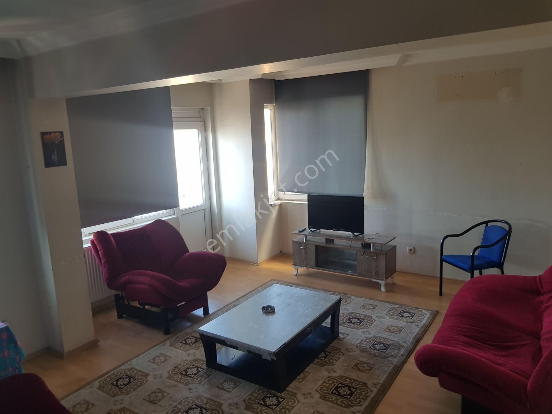 Uşak Merkez İslice Kiralık Daire  İSMETPAŞA CADDESİNDE ARA KAT EŞYALI 3+1 KİRALIK DAİRE