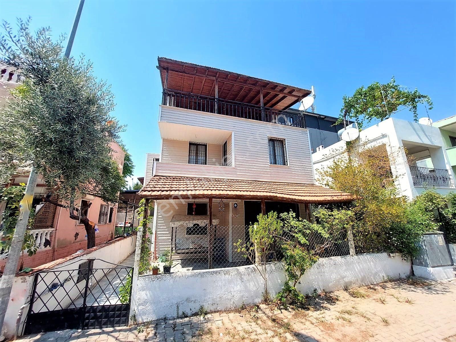 Seferihisar Mersin Alanı Satılık Villa Ürkmez Merkez De Deniz Tarafında 5+1 3 Katlı Villa