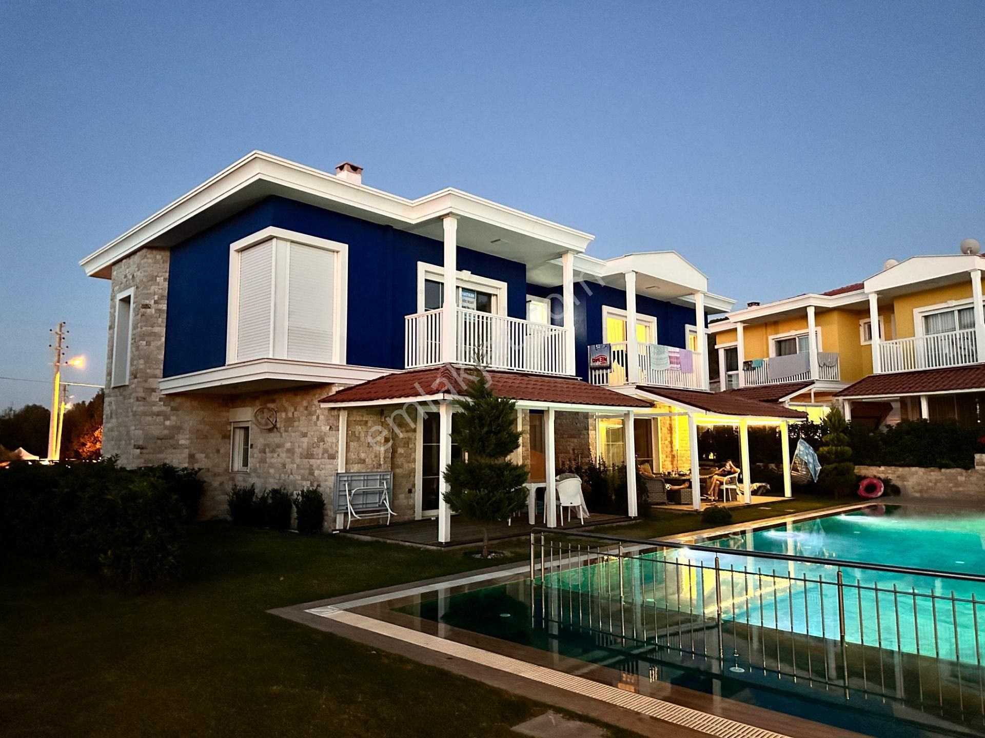 Kuşadası Davutlar Satılık Villa  REALTY WORLD'DEN HAVUZLU, ŞÖMİNELİ, ÖZEL MİMARİLİ 3+1 VİLLALAR