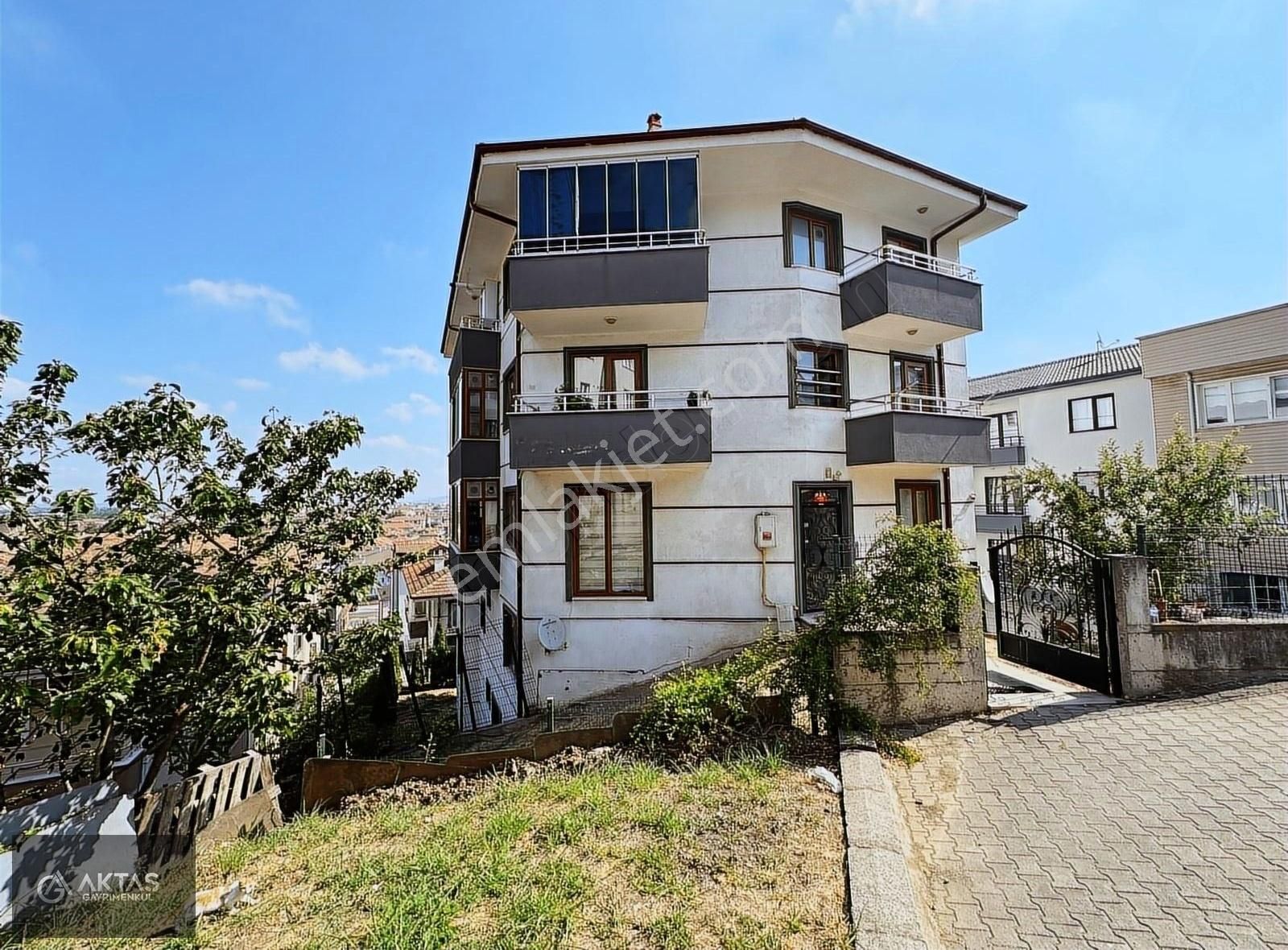 Erenler Bağlar Satılık Daire ERENLER BAĞLAR MAH. 110M2 TERS DUBLEKS DAİRE