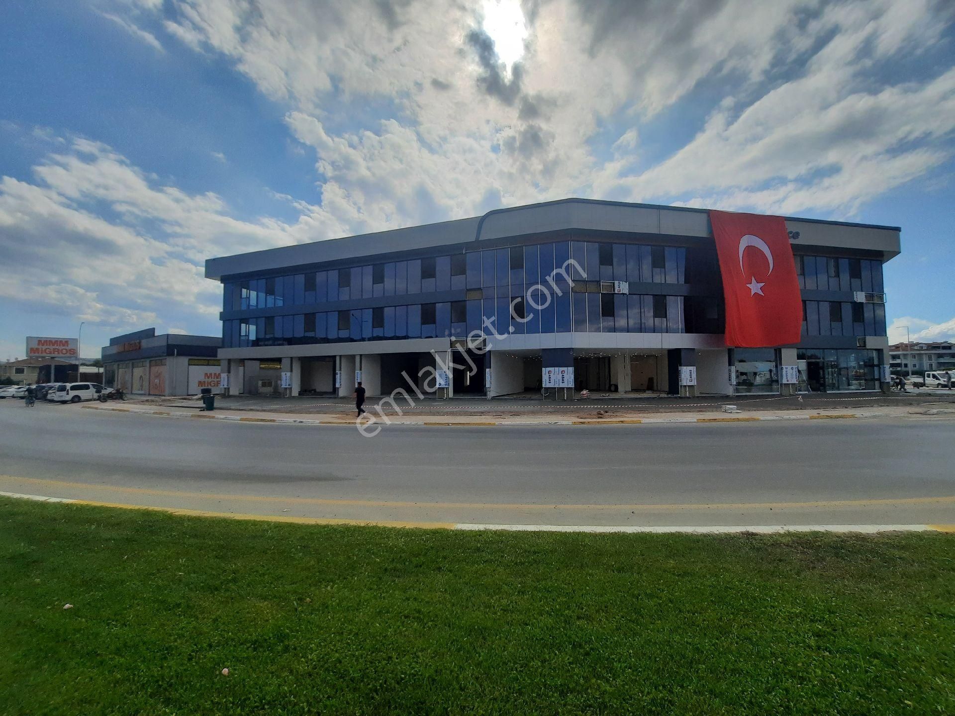 Serdivan Arabacıalanı Kiralık Dükkan & Mağaza Serdivan Avm'ye 500 Metre, 4 Caddeli Kavşakta, Köşe Başı 480 M2 Dükkan