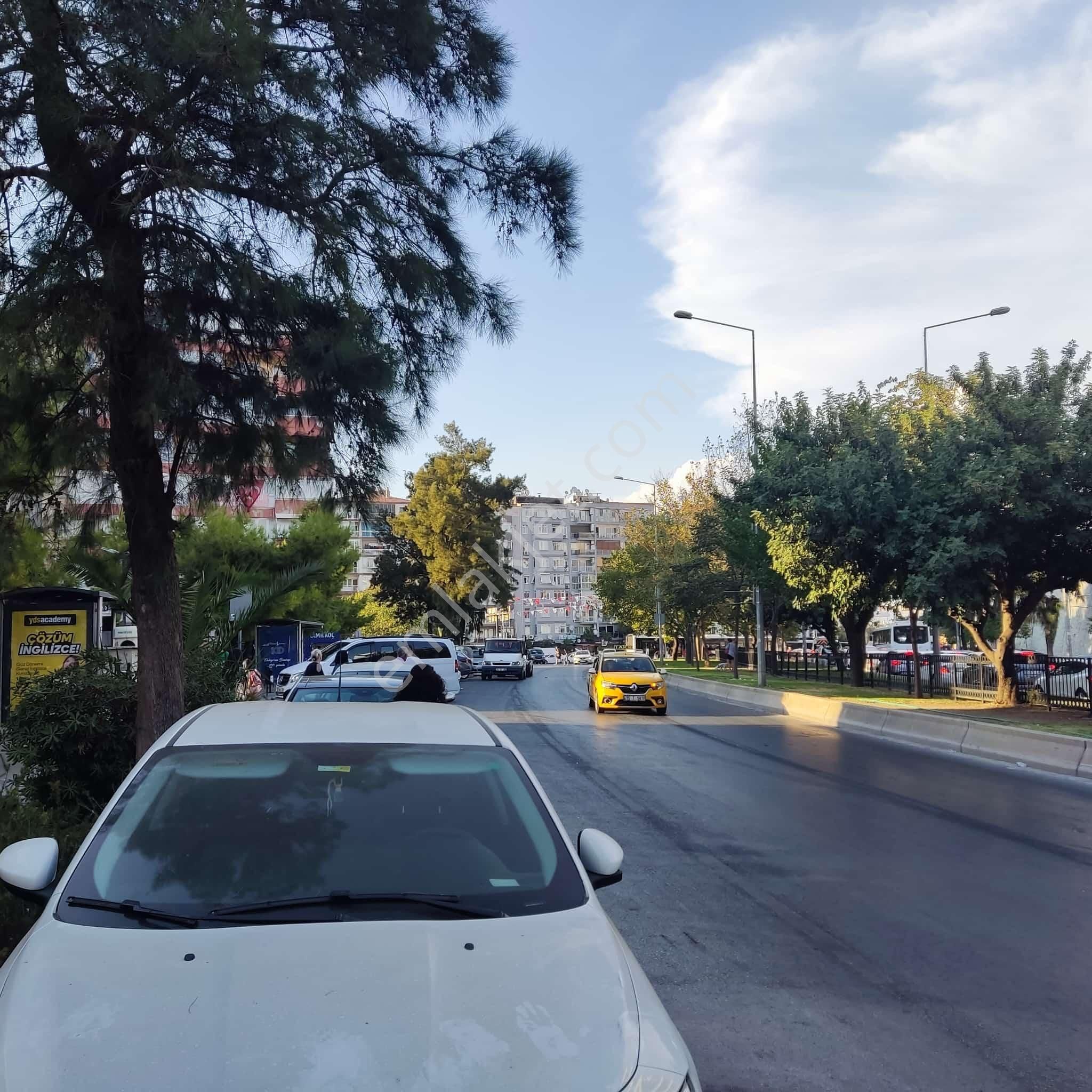 Karabağlar Bahçelievler Satılık Daire  ÜÇYOL CADDE DE ASANSÖRLÜ OTOPARKLI ARA KAT 3+1 SATLIK DAİRE