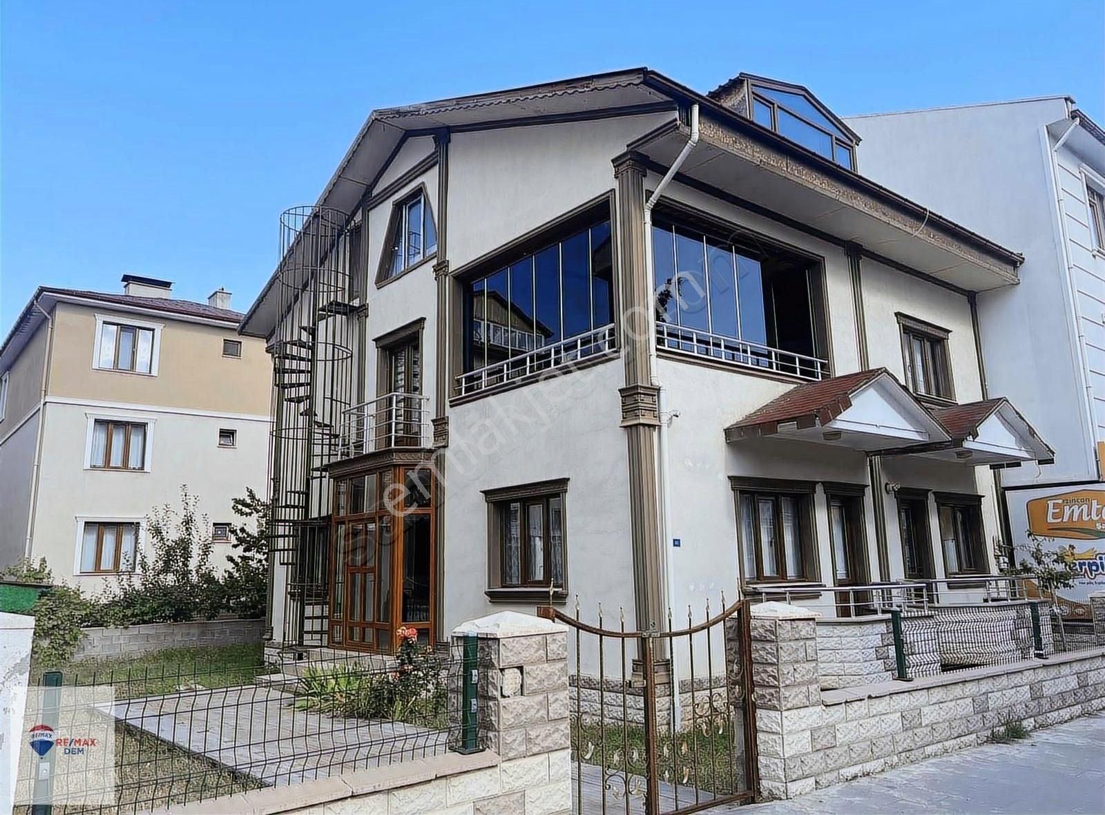 Erzincan Merkez Yavuz Selim Satılık Müstakil Ev Re/max Dem'den Ticari Arsa Üzerinde Dubleks Villa