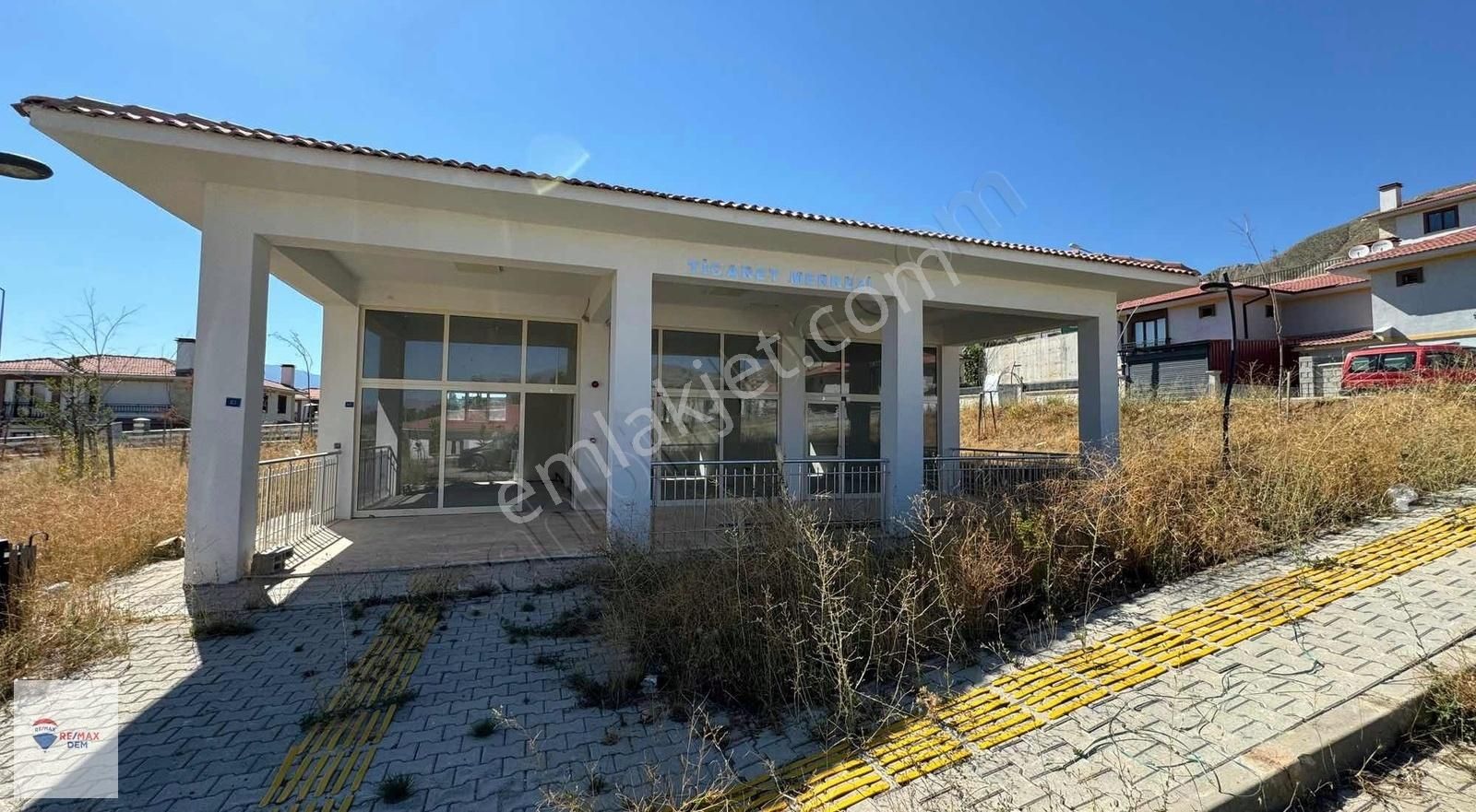 Erzincan Merkez Bulutlu Kiralık Büfe RE/MAX DEM'DEN ÇUKURKUYU VİLLARARI İÇERİSİNDE KİRALIK DÜKKAN