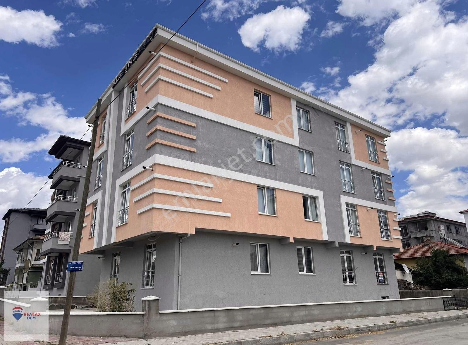 Erzincan Merkez Hocabey Satılık Daire REMAX DEM'DEN HOCABEY MAHALLESİNDE ARAÇ TAKASINA UYGUN 1+1