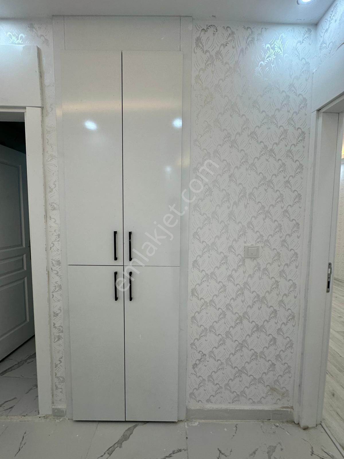 Şahinbey 75. Yıl Satılık Daire 75 yil mah yüksek giriş arkada 40 mt bahçesi var 180 mt 3 artı 1 daire 1.350 bin tamamı cadde 