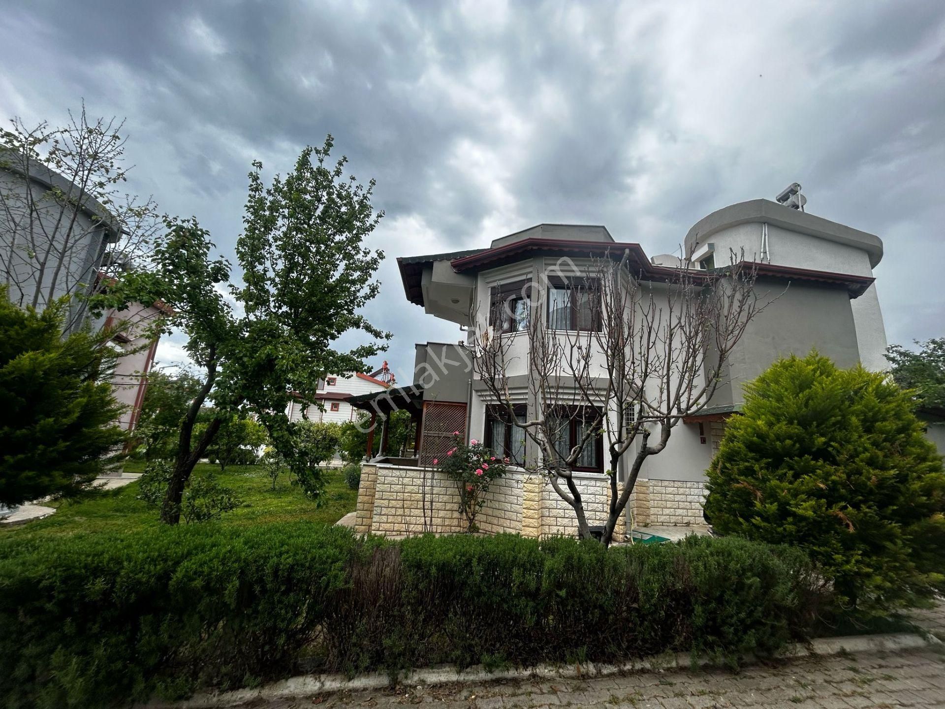 Edremit Tahtakuşlar Satılık Villa  Edremit Tahtakuşlar Mah.de Güvenlikli Havuzlu Sitede Mükemmel Villa