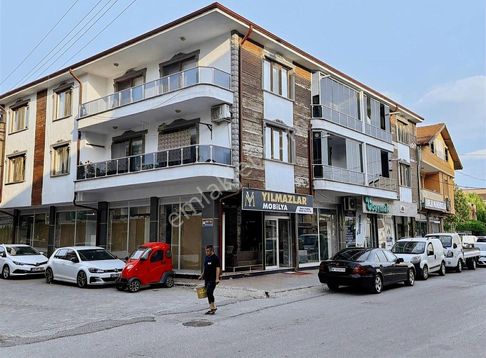 Akyazı Ömercikler Satılık Daire (Acil )ÖMERCİKLER MAHALLESİNDE 135 MT SATILIK 3+1 DAİRE