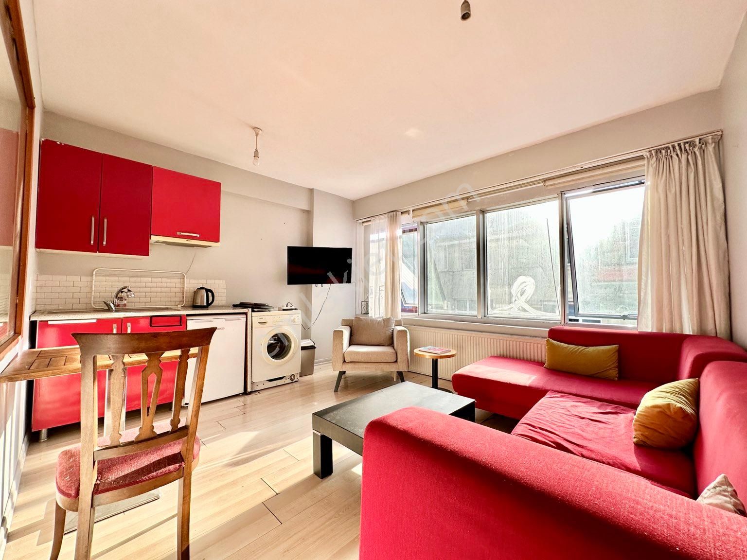 Kadıköy Boğa Heykeli'nin Dibinde Geniş 1+1 Eşyalı Lüks Daire