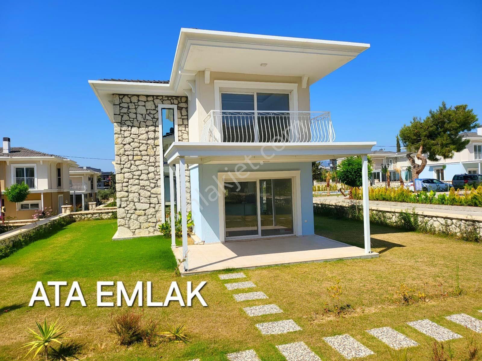 Kuşadası Davutlar Satılık Villa KUŞADASINDA AÇIK VE KAPALI HAVUZLU SİTEDE TEK MÜSTAKİL SIFIR VİLLA