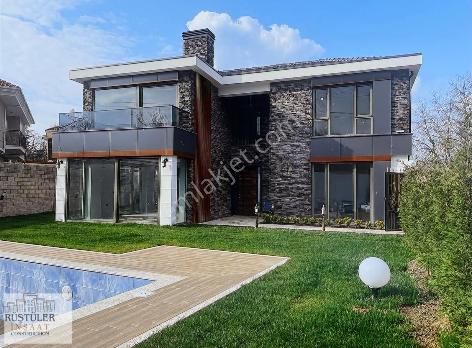 Sapanca Rüstempasa Satılık Villa Sapanca İpekyolu Caddesi Üzerinde Müstakil Havuzlu 5+1 Villa