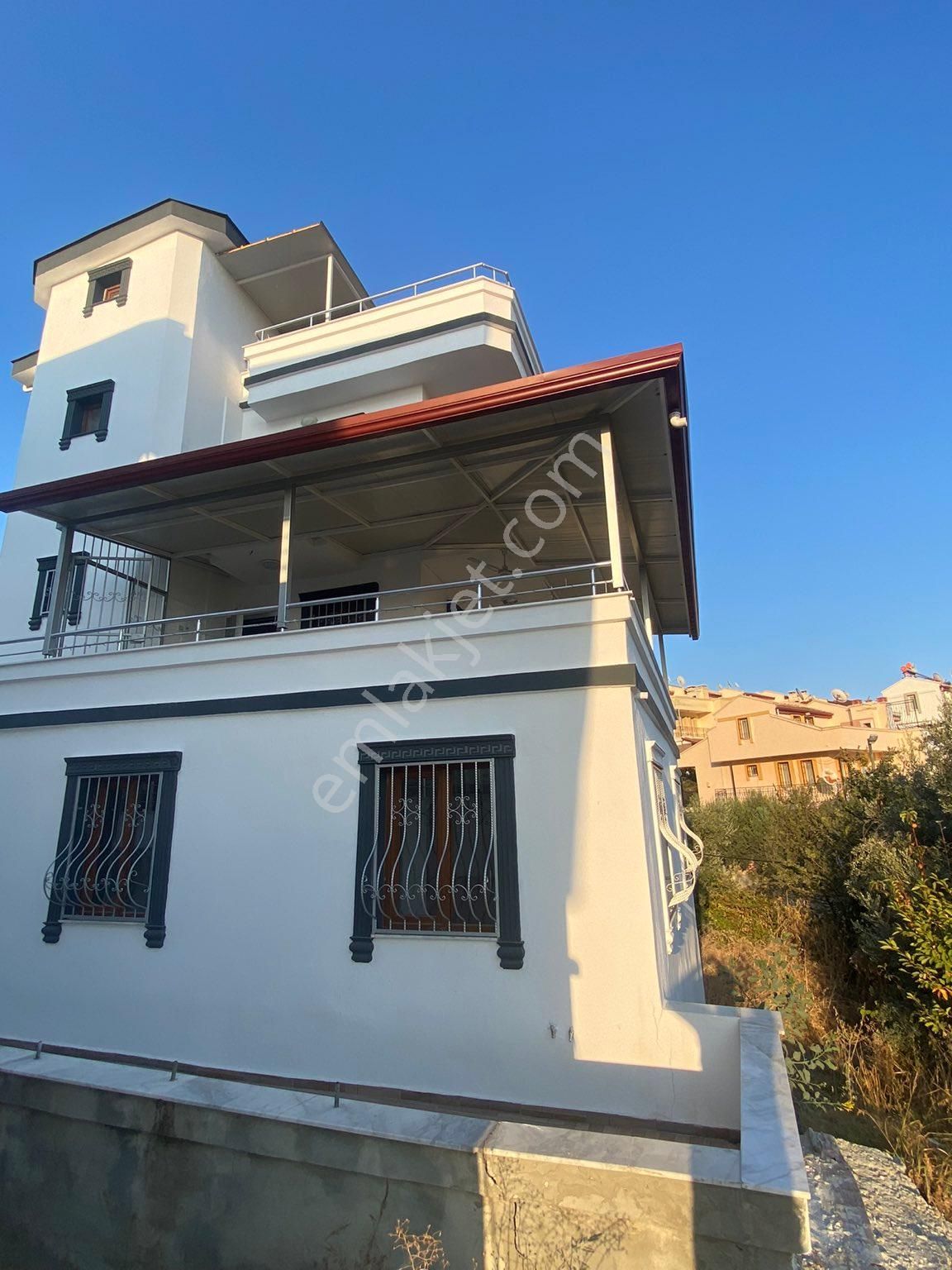 Kuşadası Soğucak Satılık Villa Kuşadası soğucak’ta uygun fiyata full deniz manzaralı 3+1 tripleks ve 3+1 daire