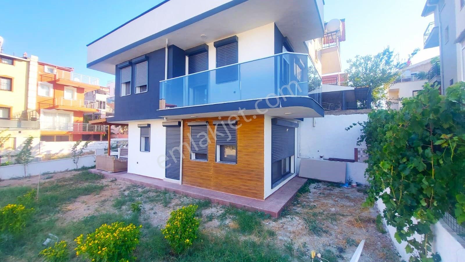 Kuşadası Karaova Satılık Villa   KUŞADASI KARAOVA MAH.DE SİTE İÇERİSİNDE 200 M2 ARSA İÇİNDE BAHÇELİ SATILIK VİLLA 