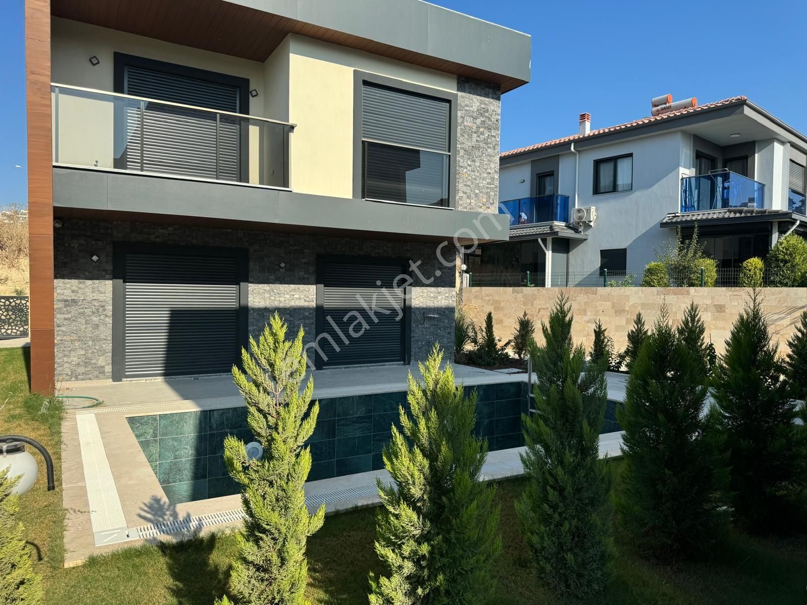 Kuşadası Karaova Satılık Villa Site İçerisinde Özel Havuzlu 4+1 Satılık Villa