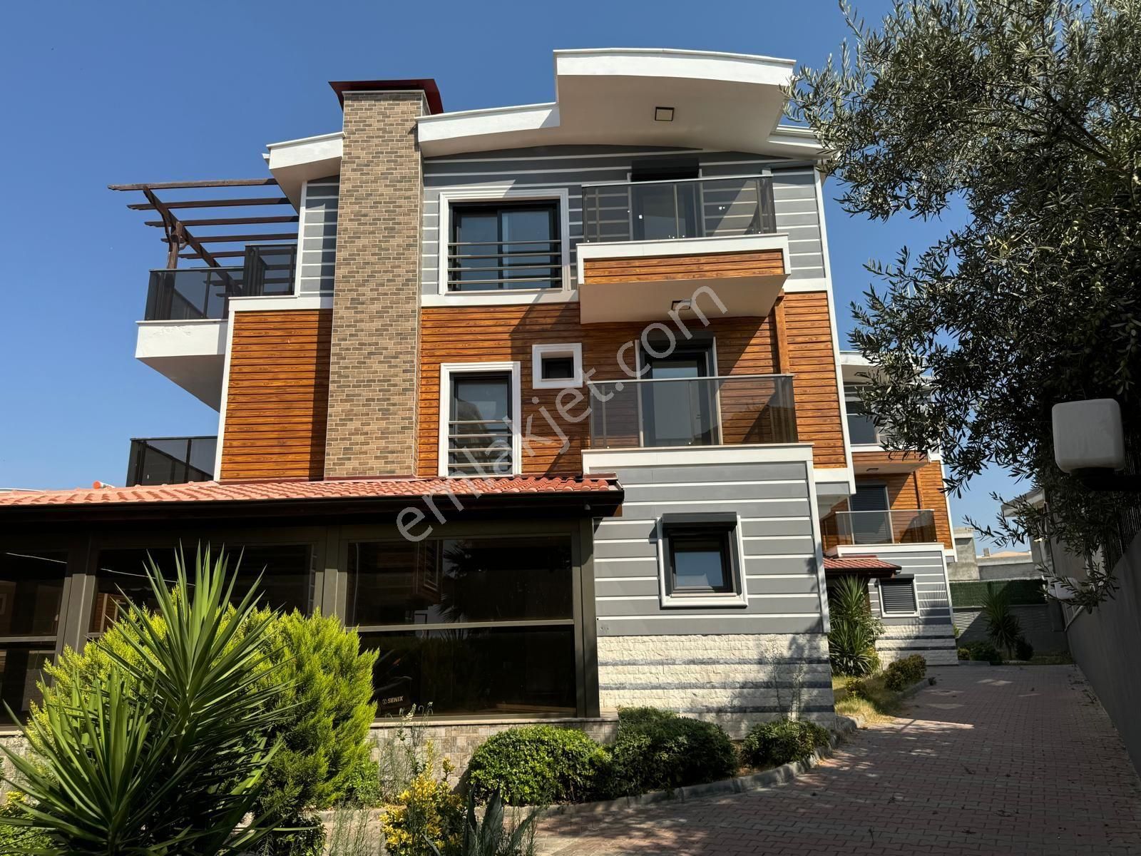 Kuşadası Soğucak Satılık Villa SİTE İÇERİSİNDE TRİPLEX SATILIK 5+2 VİLLA