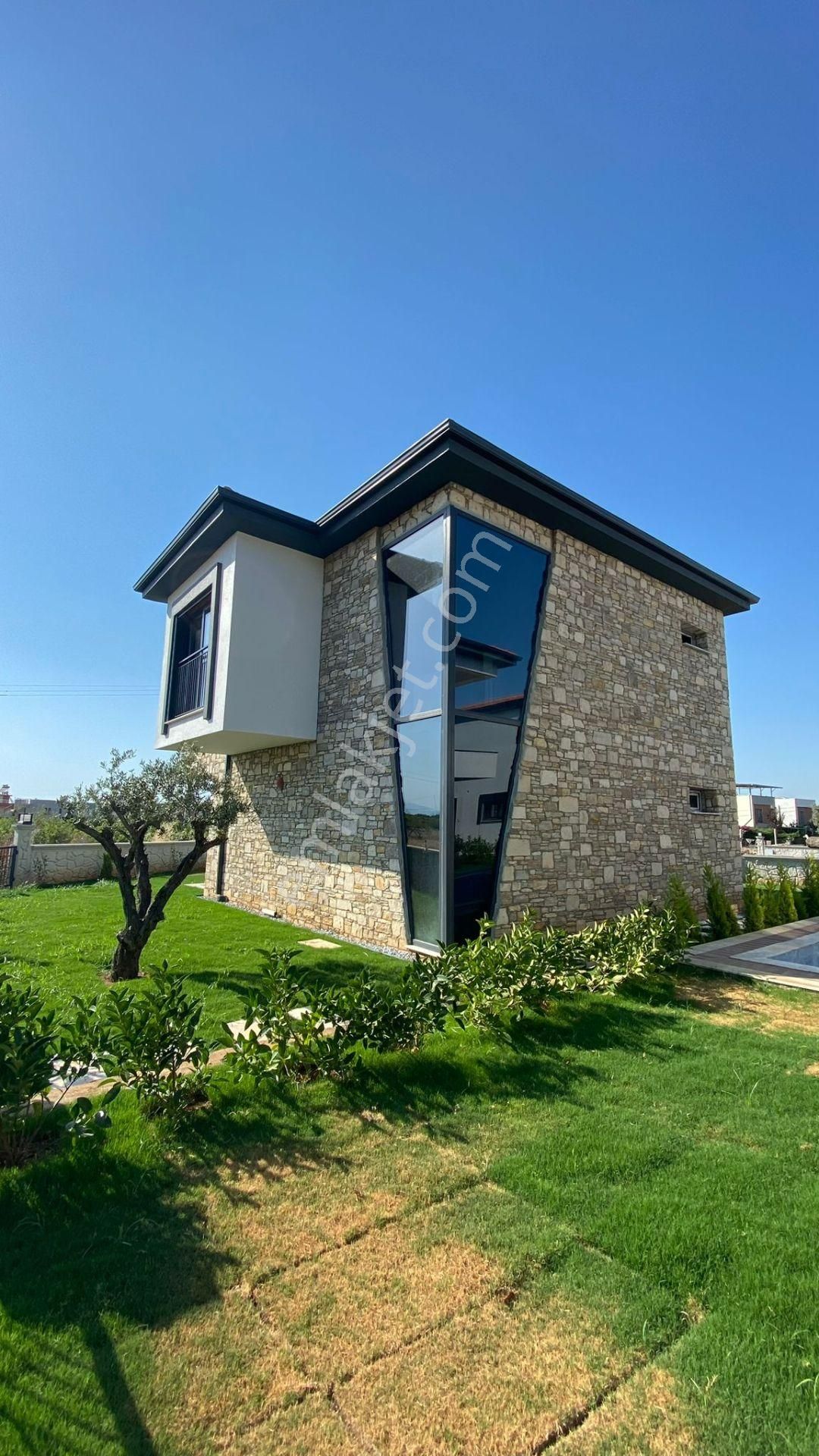 Davutlar'da Özel Havuzlu Sıfır Doğal Taş Villa...