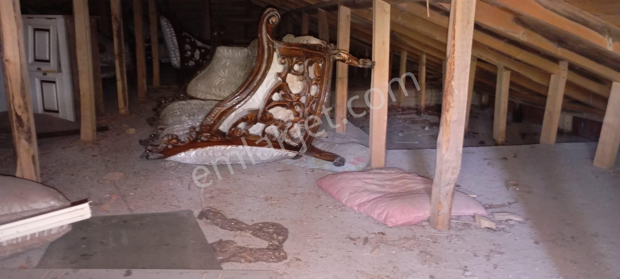 Yeniköyde İçinde Malikane Gibi Ev Bulunan Tarla - Görsel 17