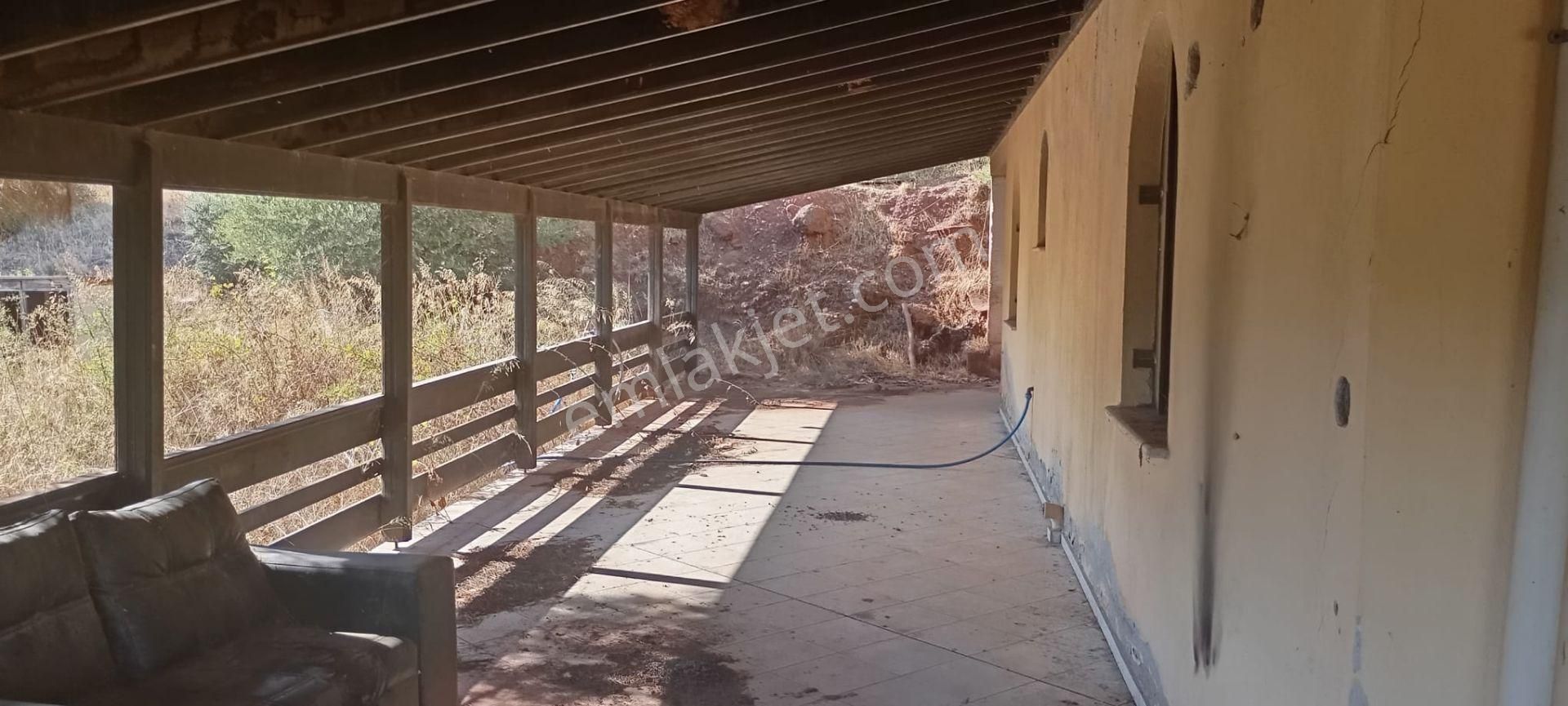 Yeniköyde İçinde Malikane Gibi Ev Bulunan Tarla - Görsel 3