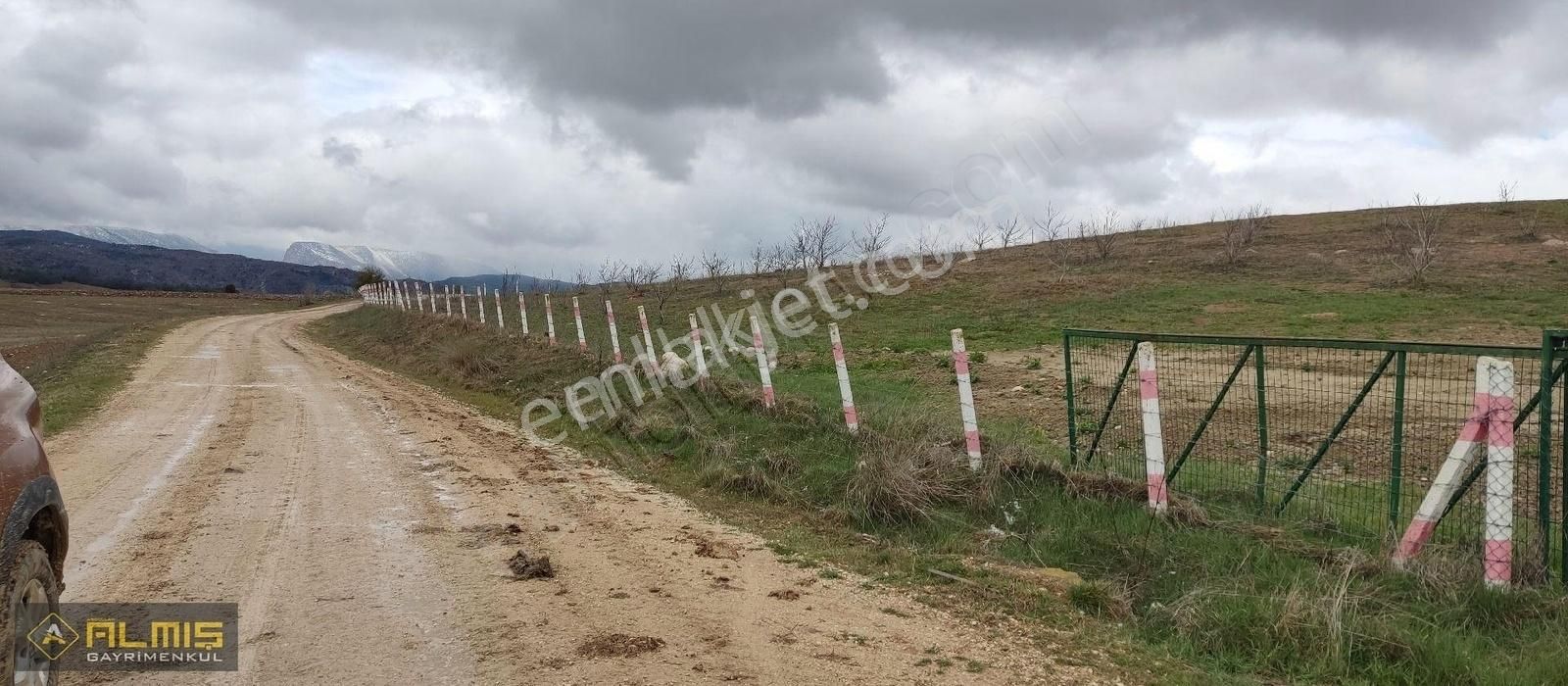 Yenipazar Danişment Köyü Satılık Tarla FIRSAT İLÇEYE 3 KM YAKINLIKTA ETRAFI BETON DİREK TEL İLE CEVRİLİ