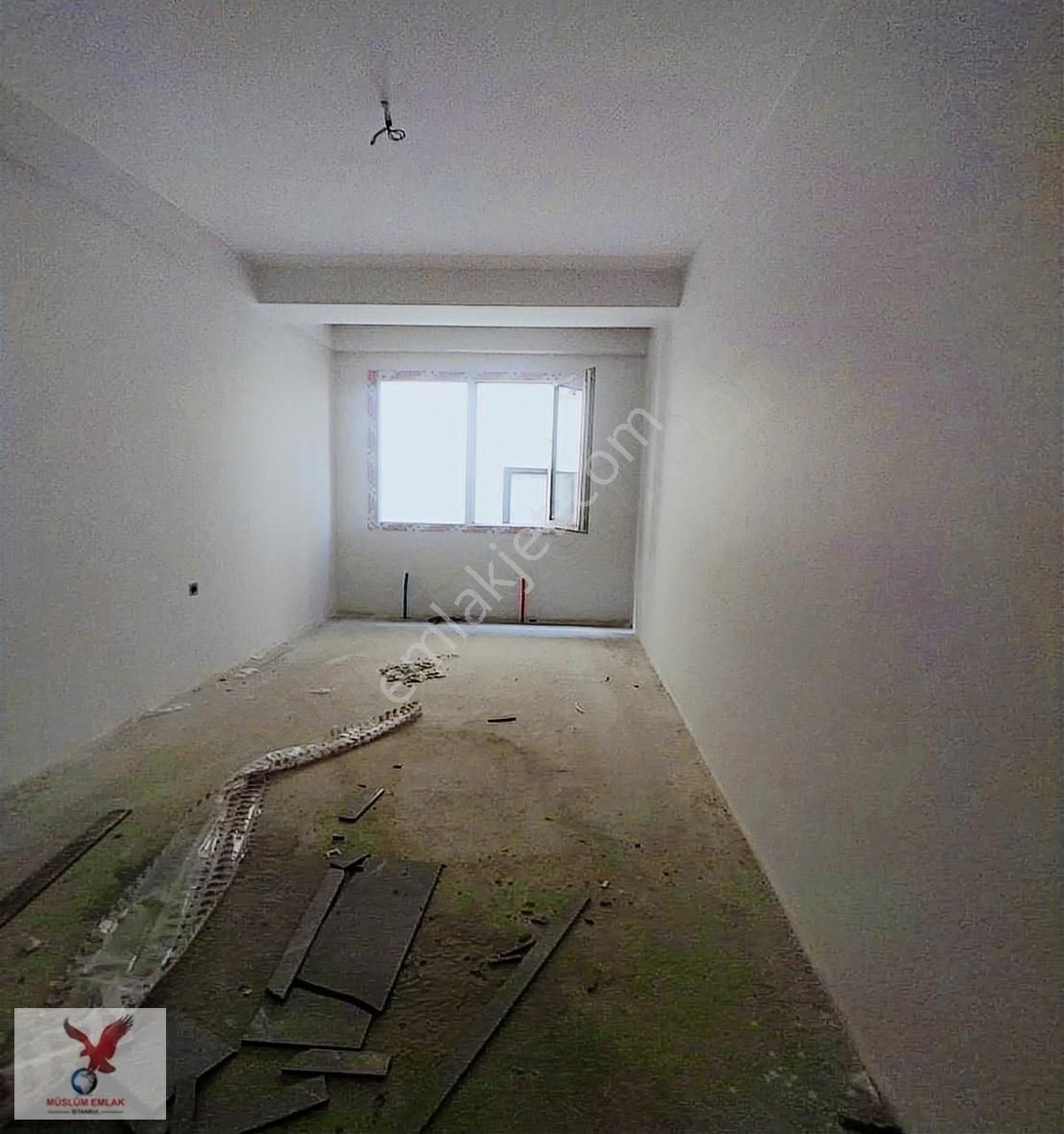 Avcılar Merkez Satılık Daire AVCILAR MERKEZDE SATILIK ARA KAT 3+1 GENİŞ M2 DAİRE