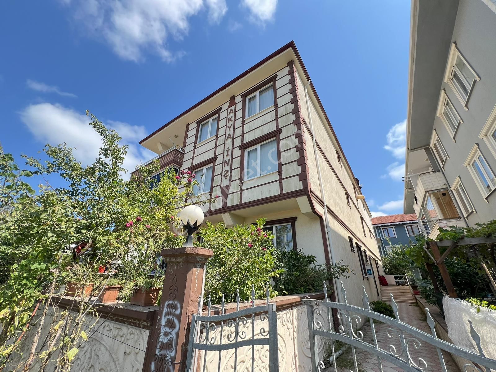 Karasu Yalı Satılık Daire  PLAJ MERKEZDE ÖNÜ AÇIK MASRAFSIZ 2+1 SATILIK DAİRE