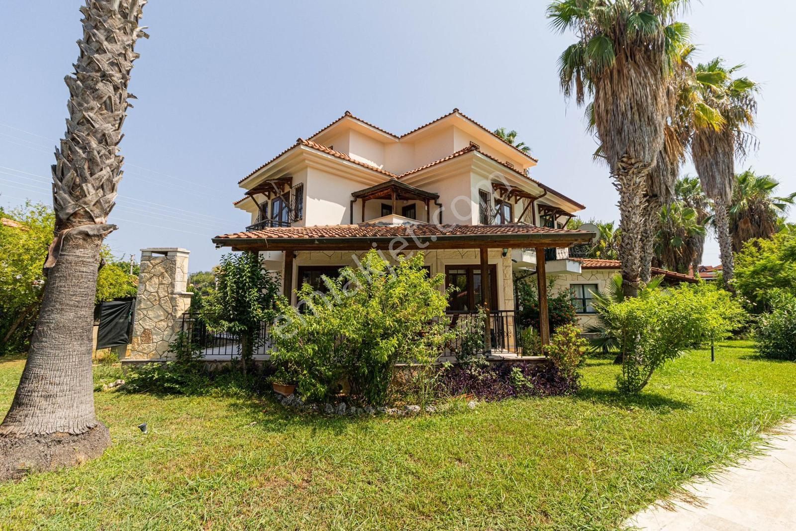 Kemer Kiriş Satılık Villa KİRİŞ MAHALLESİNDE SİTE İÇERİSİNDE EŞYALI 4+1 HAVUZLU VİLLA