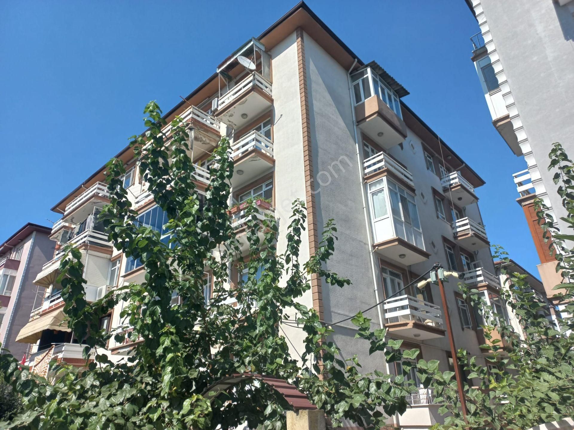 Adapazarı Mithatpaşa Satılık Daire  Remax Mavi Erol Çekcandan Güzel Lokasyonda Arakat Satılık 3+1 Daire.