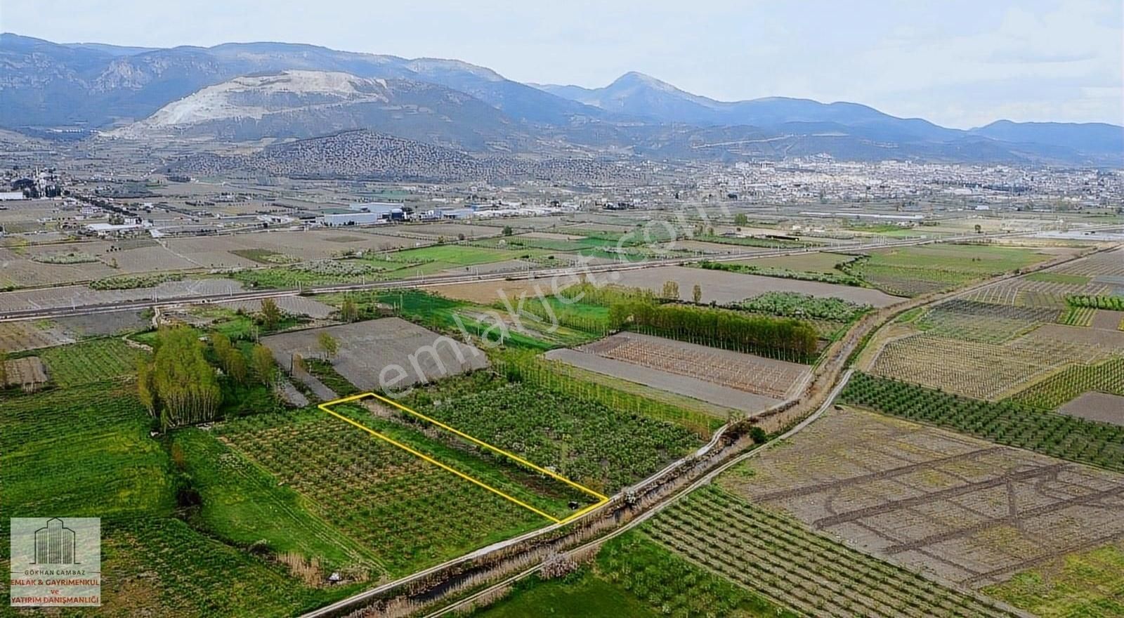 Pamukova Cumhuriyet Satılık Tarla İLÇE MERKEZE VE KARAYOLUNA ÇOK YAKN YOL VE SU MEVCUT 2164M2 BHÇE