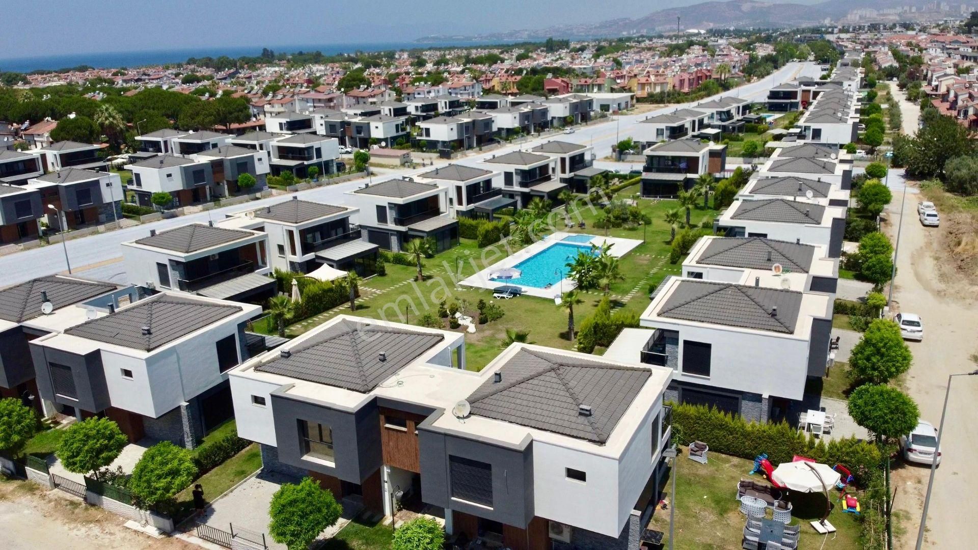 Kuşadası Davutlar Satılık Villa  DENİZE YAKIN HAVUZLU SİTEDE 3+1 SATILIK VİLLA