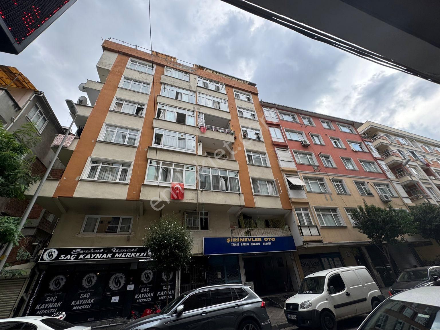 Sirinevler Meydan Da Satılık Çatı Kat 2+1 Eski Daire - Görsel 6