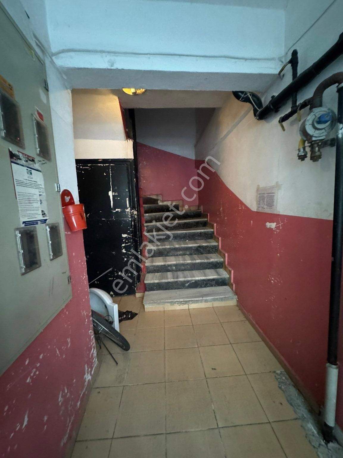 Sirinevler Meydan Da Satılık Çatı Kat 2+1 Eski Daire - Görsel 9