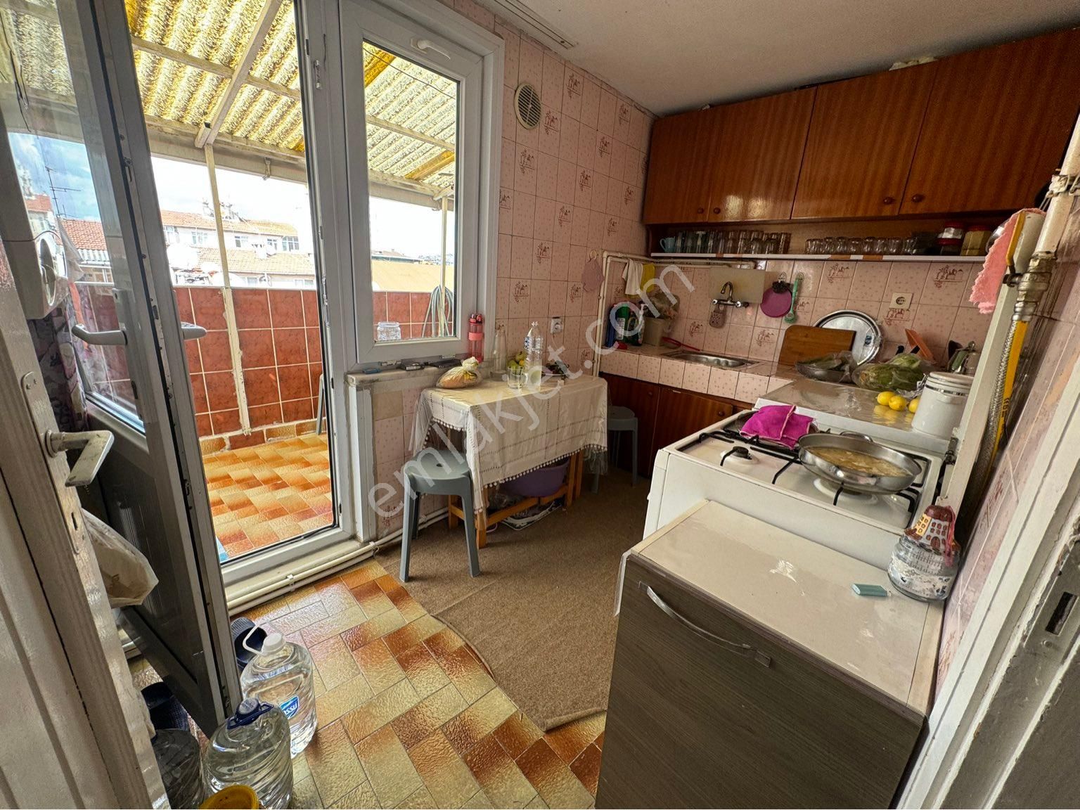 Sirinevler Meydan Da Satılık Çatı Kat 2+1 Eski Daire - Görsel 16