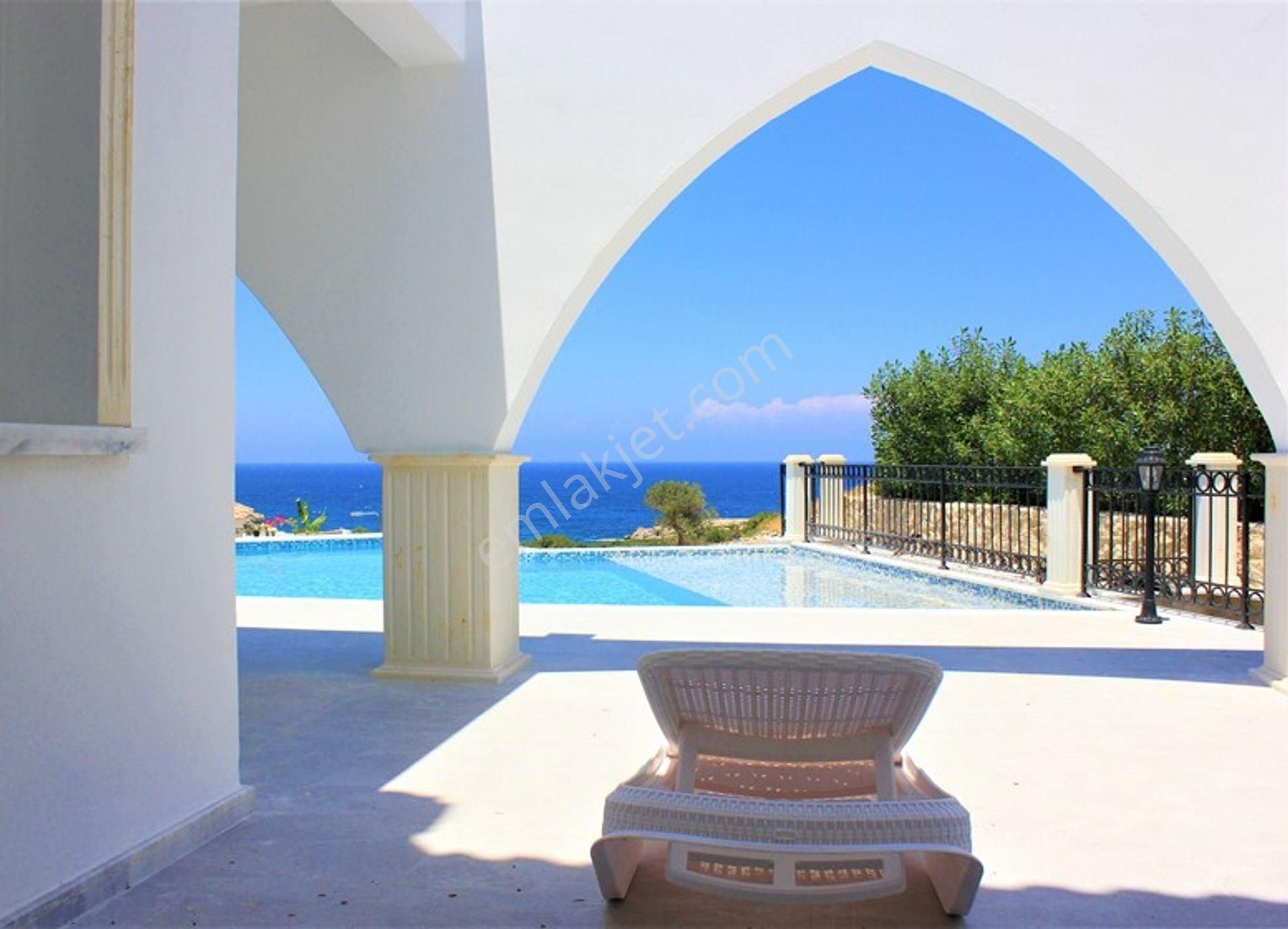 Kıbrıs, Girne'de Sea Magıc Park Vıllas 3+1 Satılık Villa