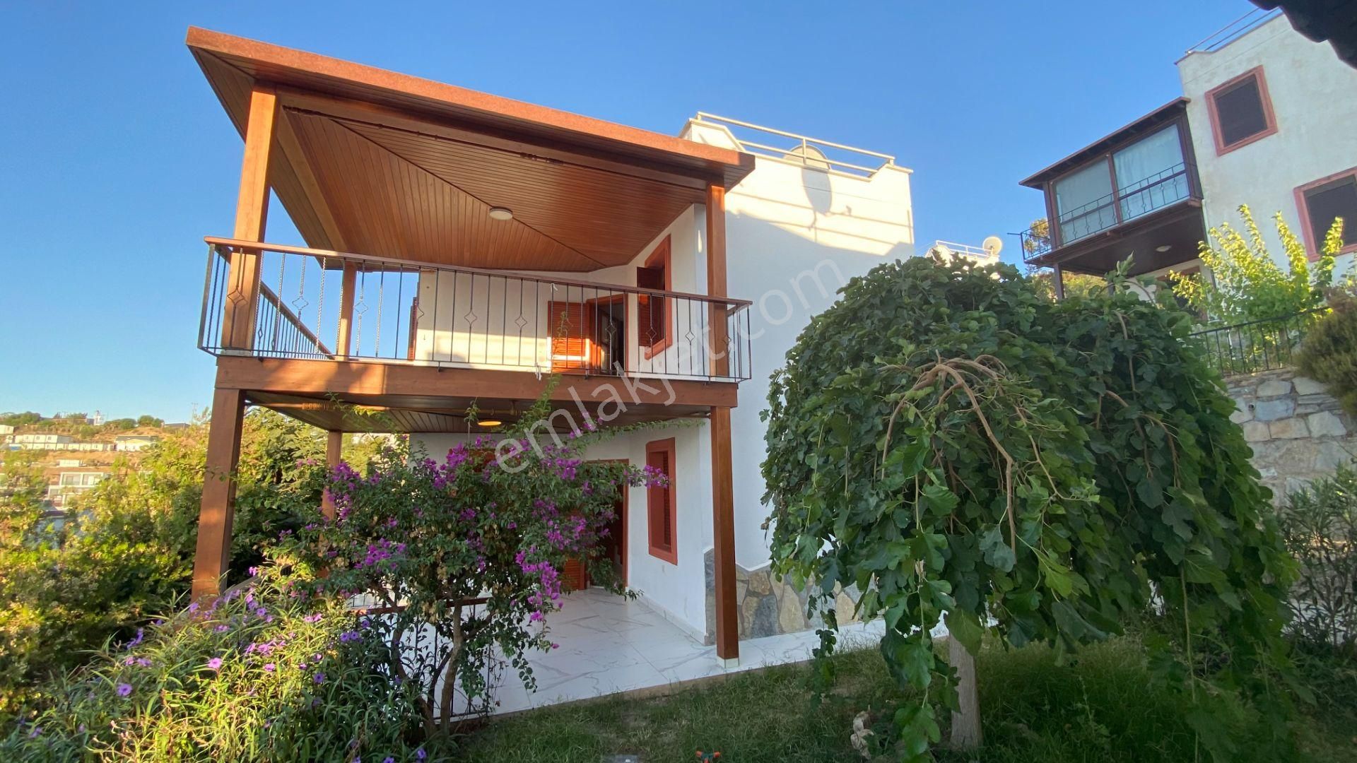 Milas Boğaziçi Satılık Villa Boğaziçi Bodrum Çamtepe Tatil Sitesinde Deniz Manzaralı Satılık Dubleks Villa