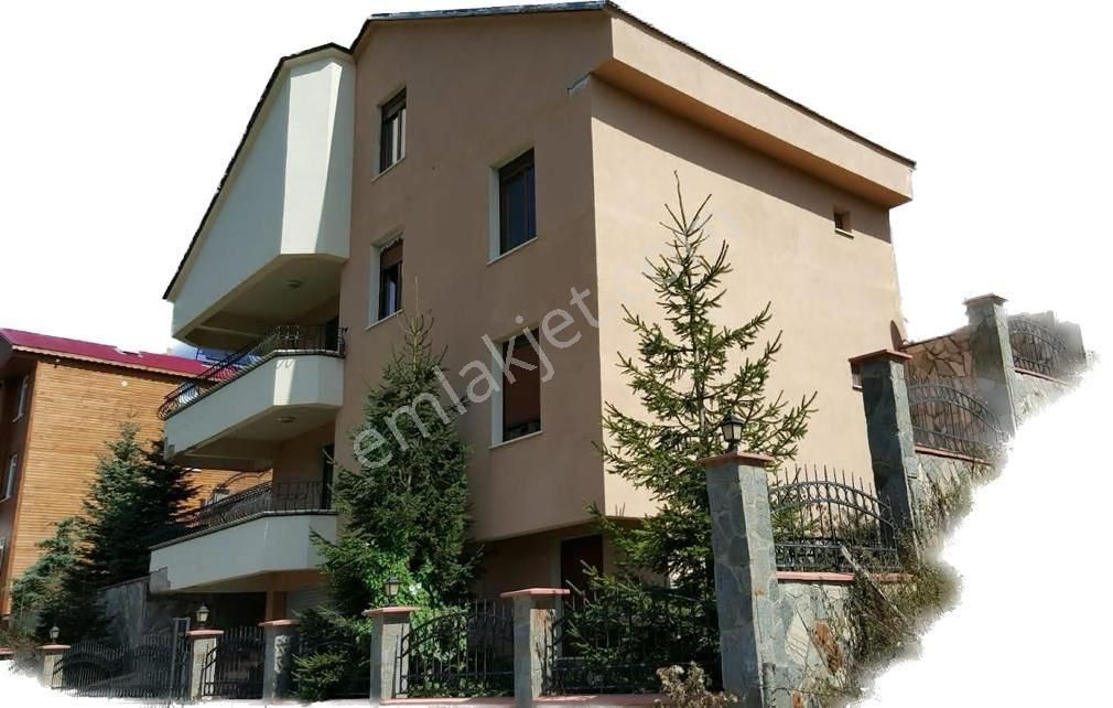 Dereli Kümbet Köyü (Salonçayırı) Satılık Villa Riva Gymdn Giresun Kümbet Yaylasında 3.5 Katlı Tapulu Villa